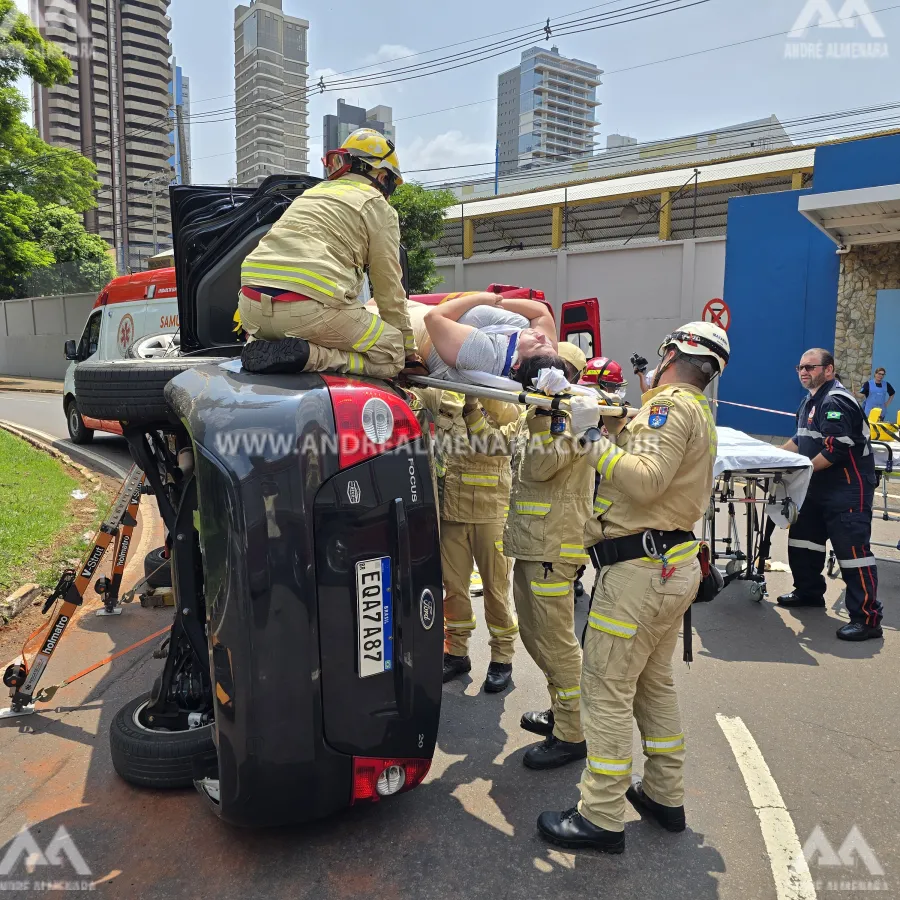 Duas mulheres são socorridas após carro tombar no centro de Maringá