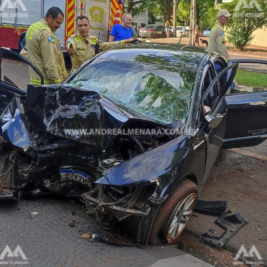 Batida entre dois carros deixa três pessoas feridas em Maringá