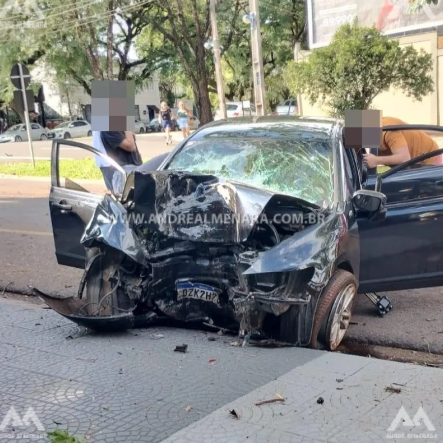 Batida entre dois carros deixa três pessoas feridas em Maringá