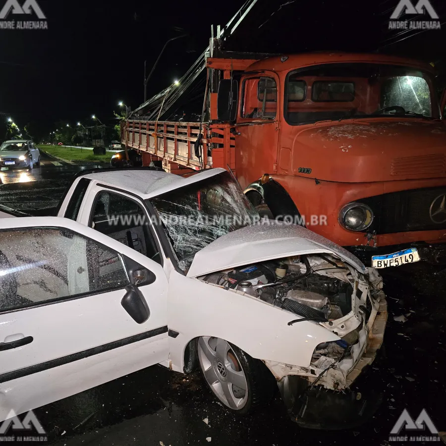 Homem fica ferido em acidente envolvendo caminhão, utilitário e moto