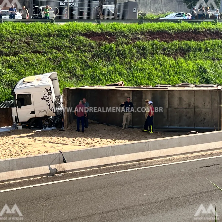 Carreta tomba e bloqueia o trânsito no Contorno Norte, em Maringá