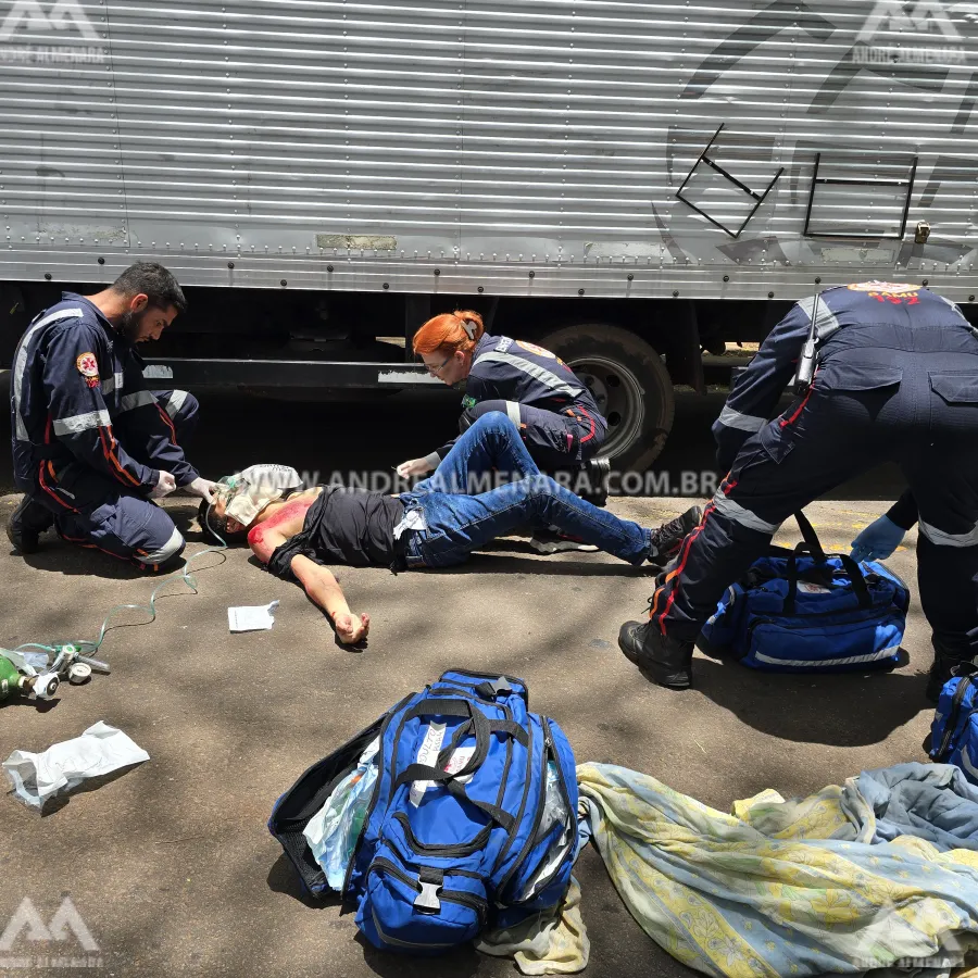 Motociclista escapa da morte após cair debaixo dos rodados de caminhão