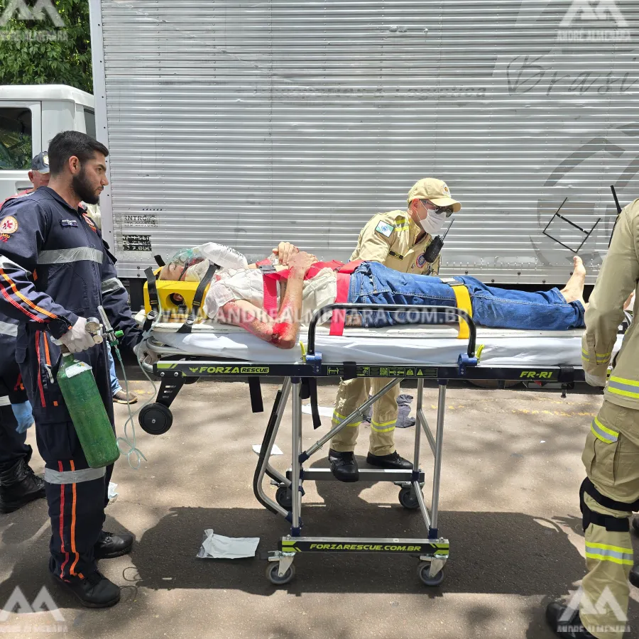 Motociclista escapa da morte após cair debaixo dos rodados de caminhão