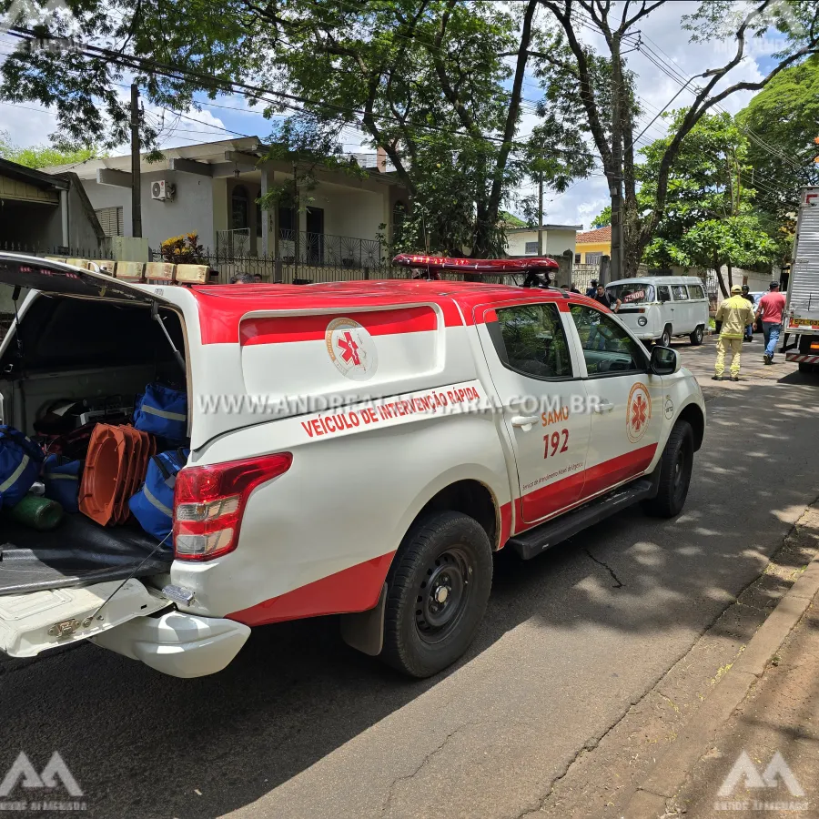 Motociclista escapa da morte após cair debaixo dos rodados de caminhão