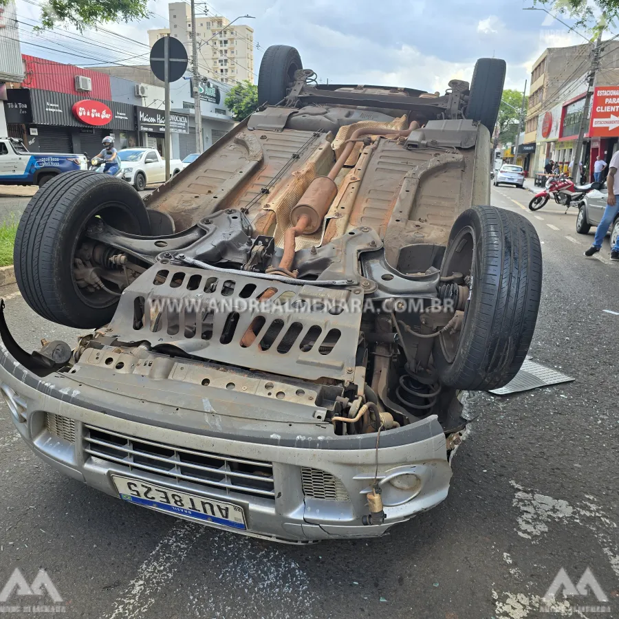 Pai e filha ficam feridos após carro capotar em Maringá