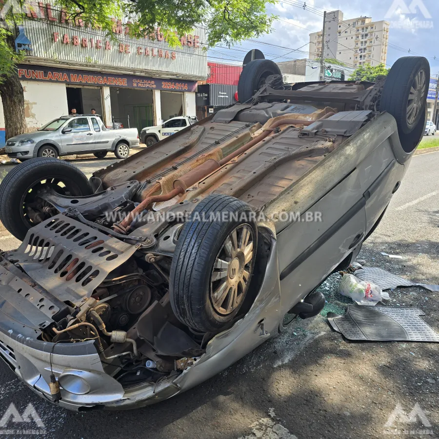 Pai e filha ficam feridos após carro capotar em Maringá