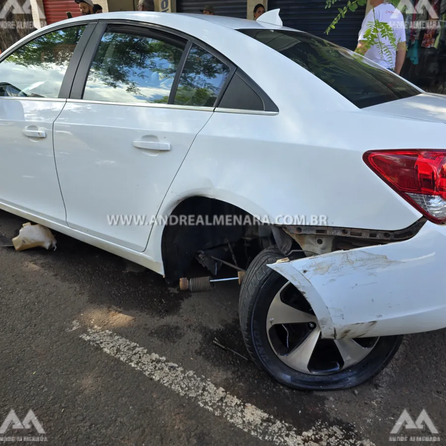 Pai e filha ficam feridos após carro capotar em Maringá