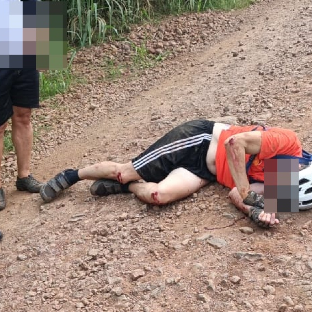 Ciclista é entubado após sofrer queda em estrada de pedra