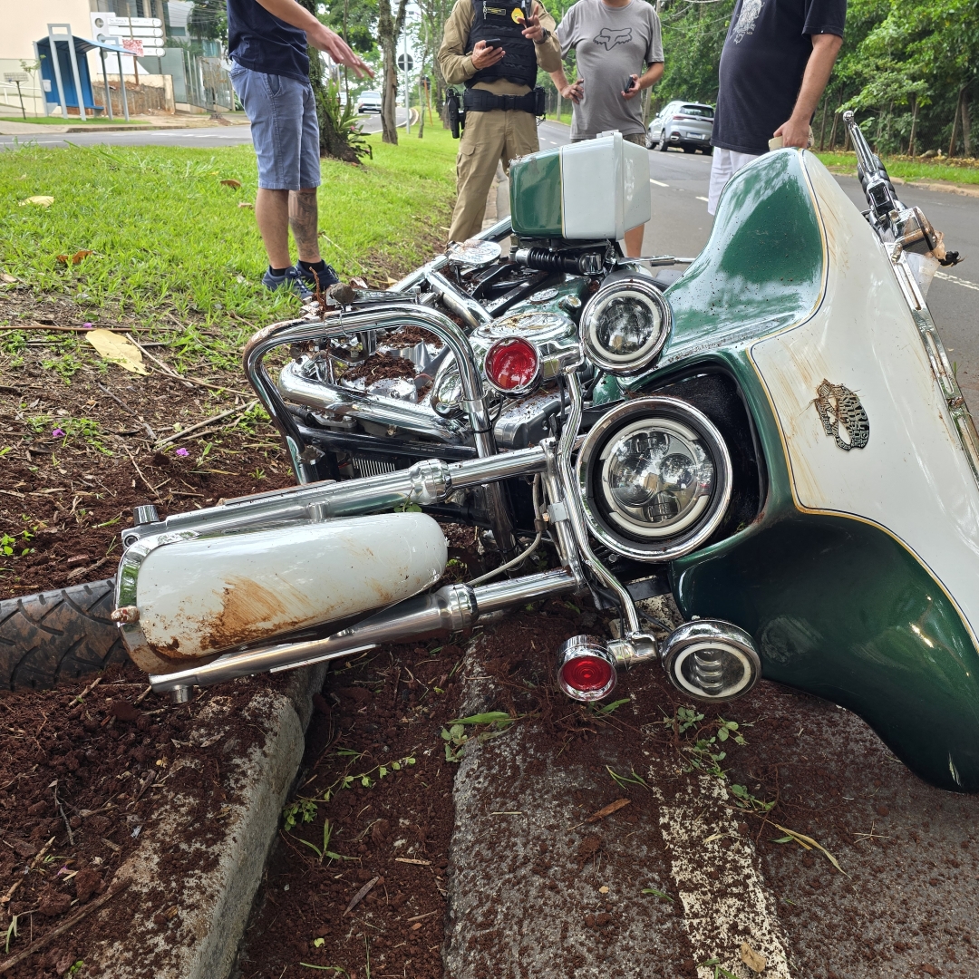 Homem pilotando moto de grande porte sofre acidente grave em Maringá