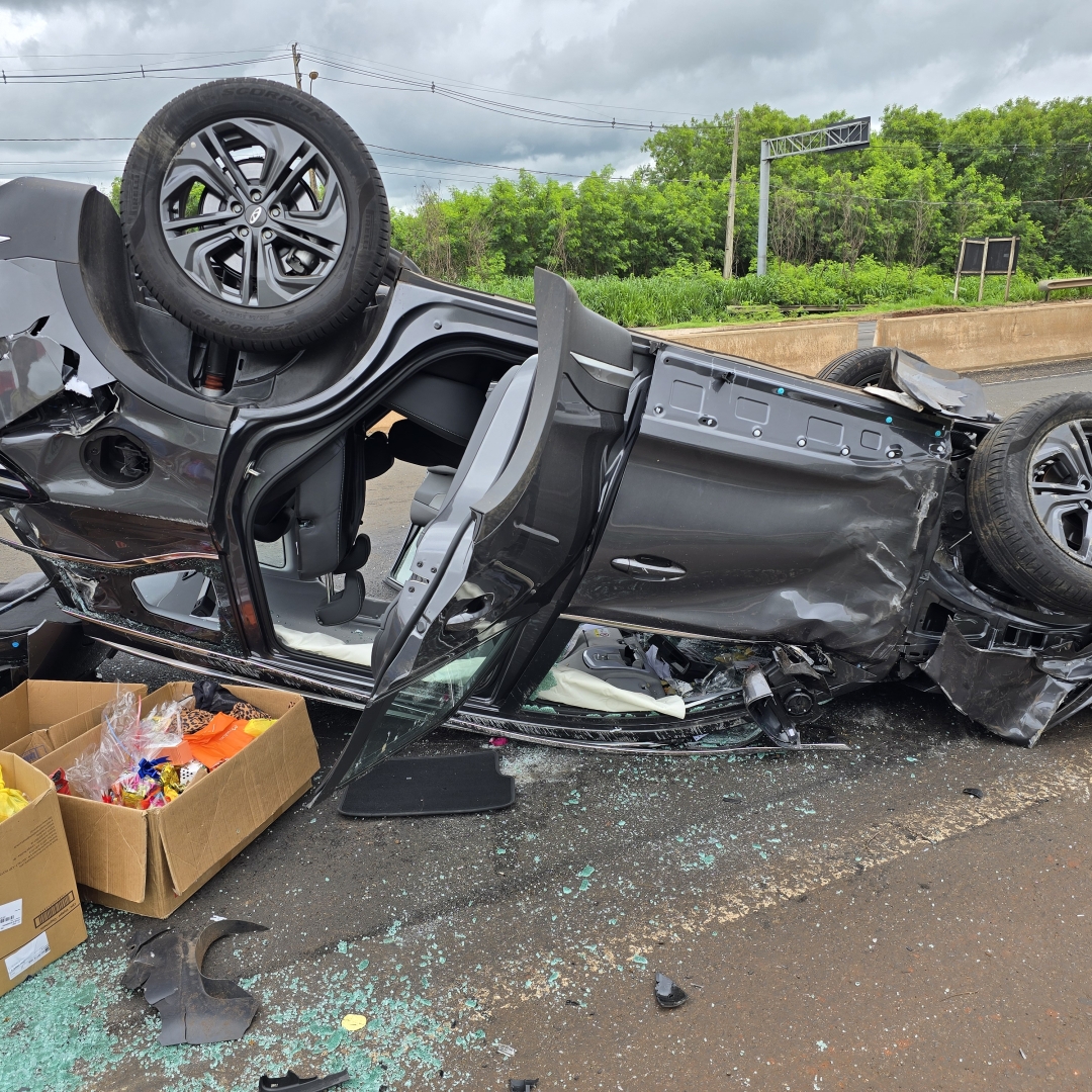 Três mulheres são socorridas após carro capotar no Contorno Norte