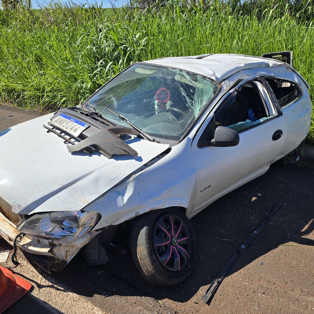 Criança de 8 anos sofre ferimentos graves após carro capotar na rodovia BR-376