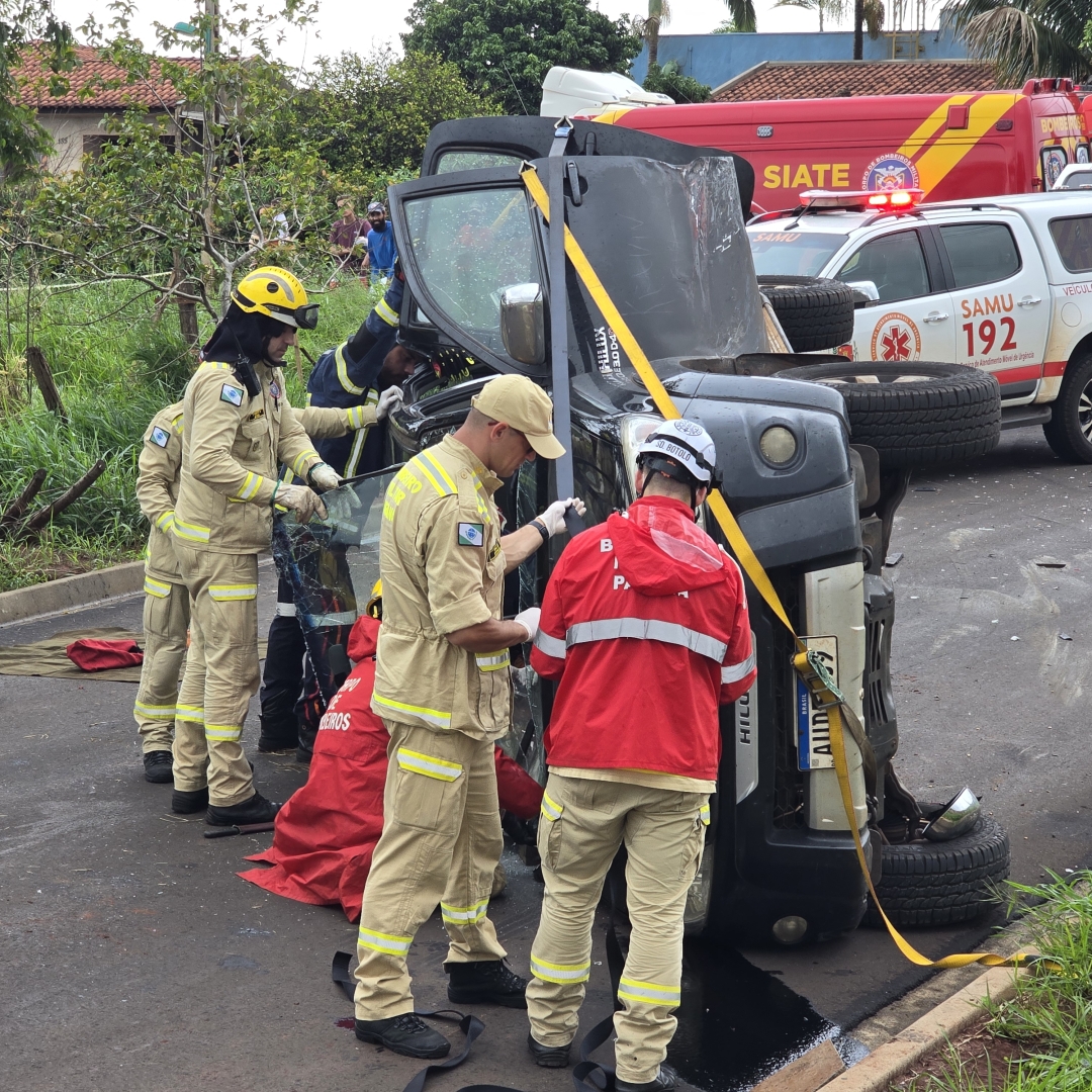 Mulher é resgatada após sofrer acidente grave em Mandaguaçu