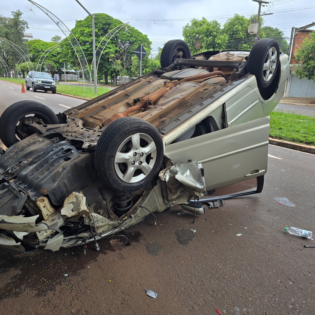 Mulher fica ferida ao capotar automóvel na Avenida Gastão Vidigal