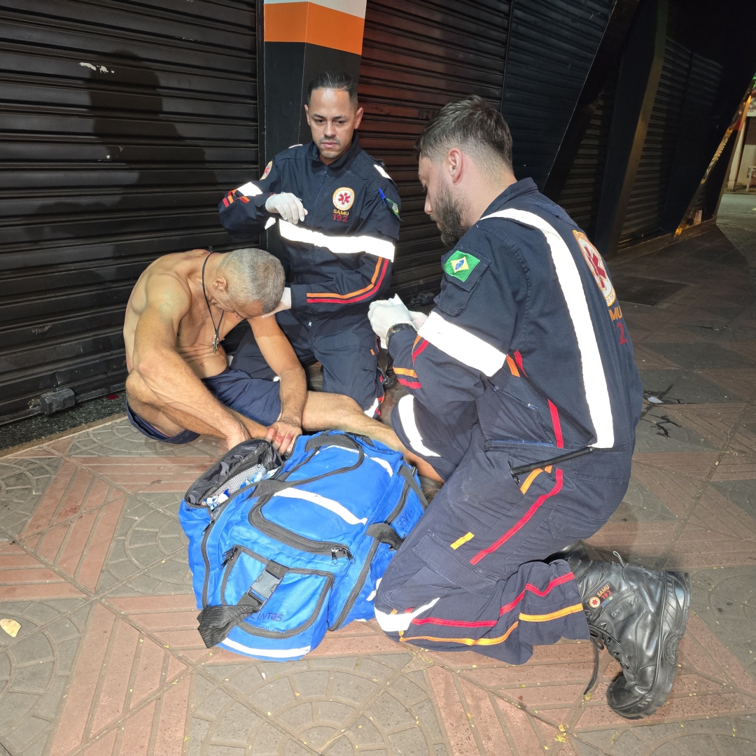 Homem, em situação de rua, é ferido por facada no centro de Maringá 