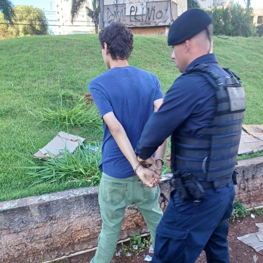 GCM prende rapaz com mochila carregada de drogas no centro de Maringá