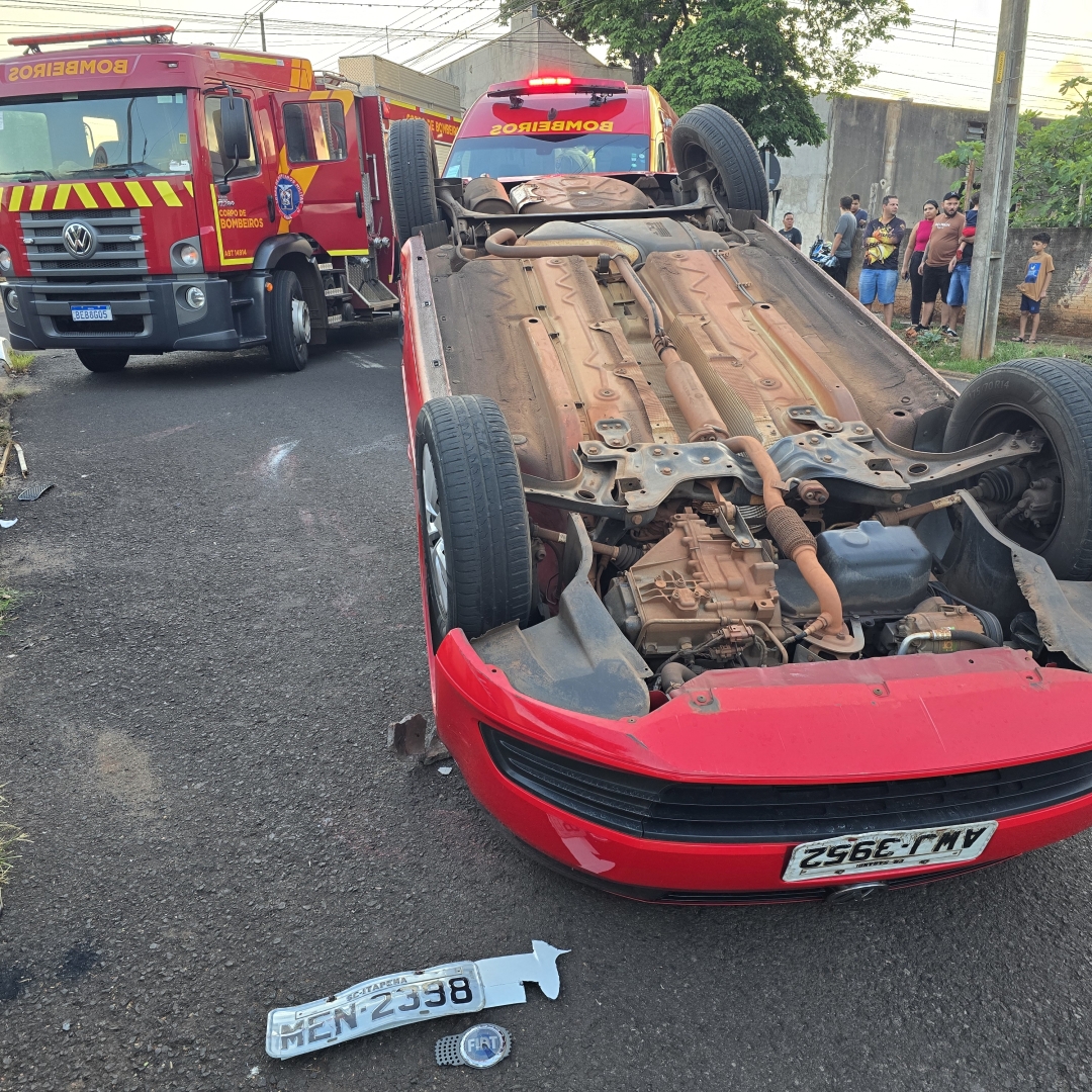 Casal e duas crianças são socorridas em Sarandi após motorista provocar capotamento