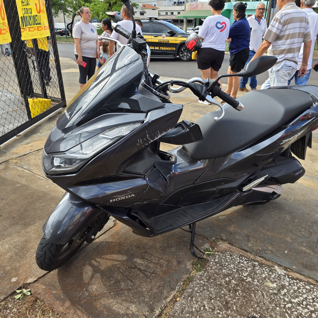 Motorista invade preferencial e causa acidente grave na Avenida Alziro Zarur