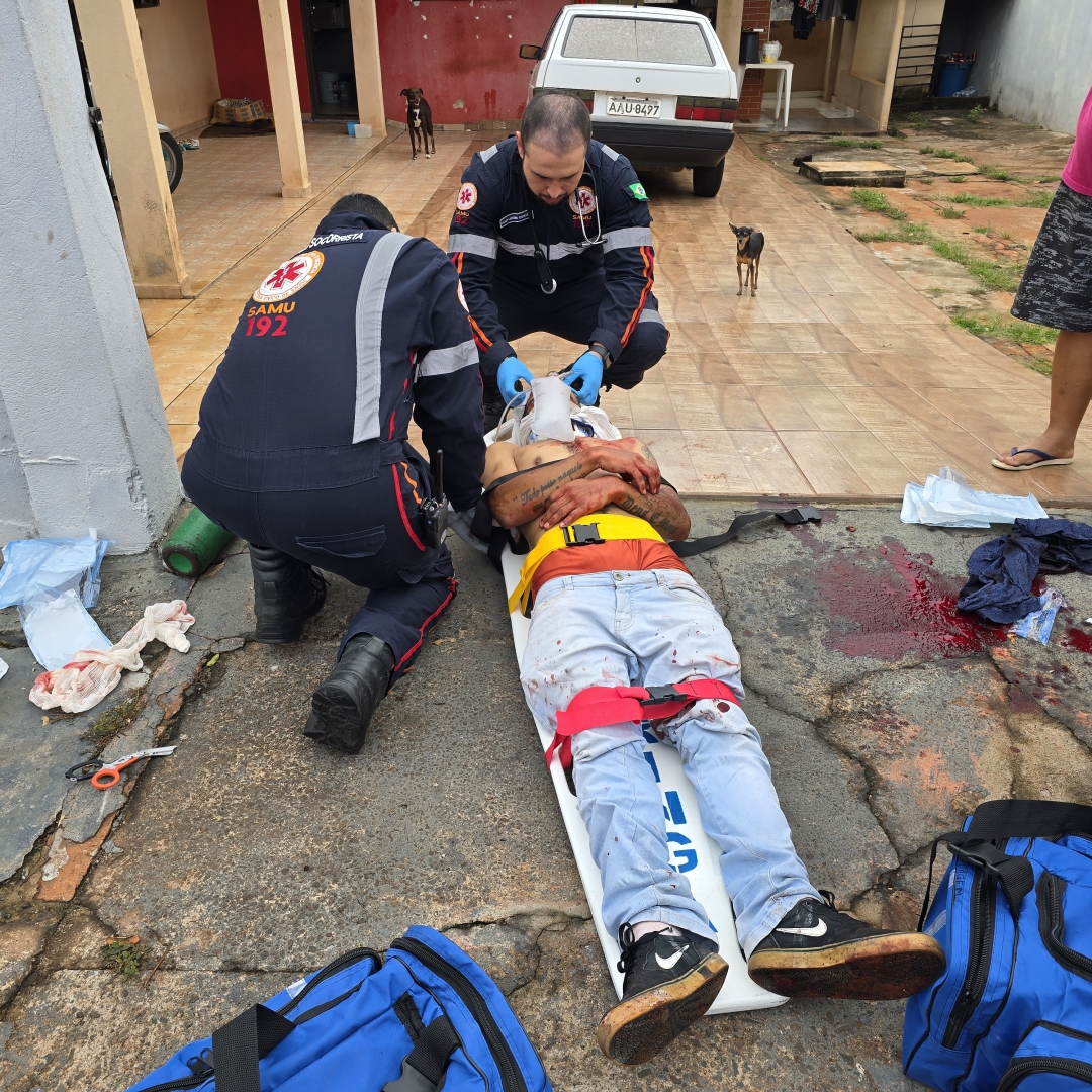 Rapaz de 27 anos é ferido por vários golpes de faca em Maringá