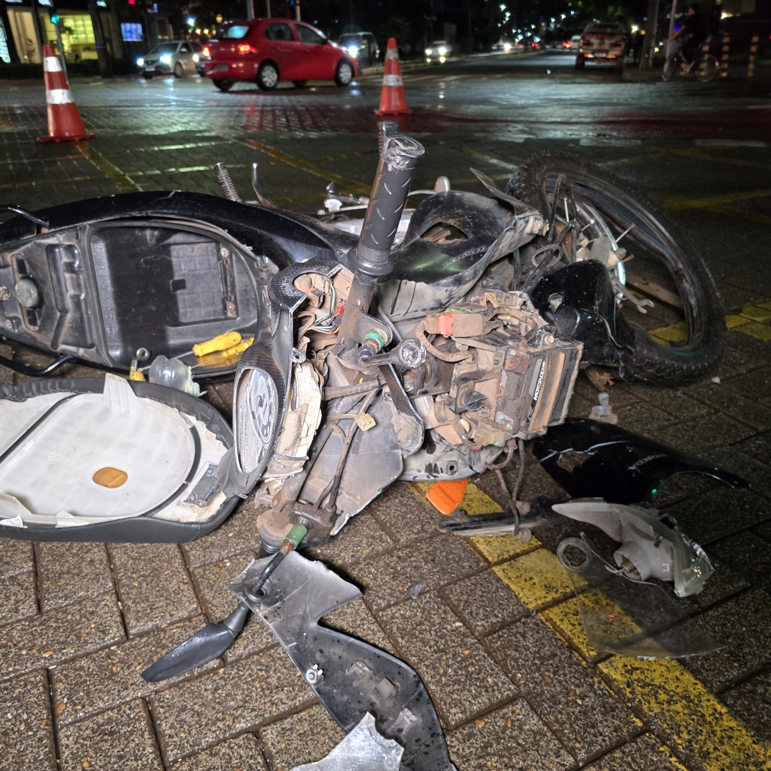 Dois rapazes sofrem acidente grave na Avenida Pedro Taques com Horácio Raccanello 