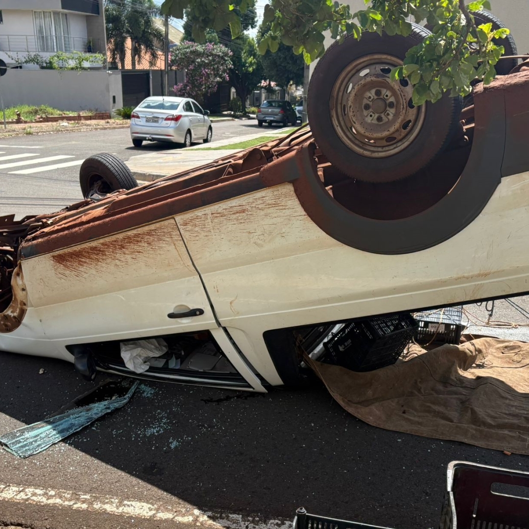 Veículo capota em avenida após motorista ter mal súbito 