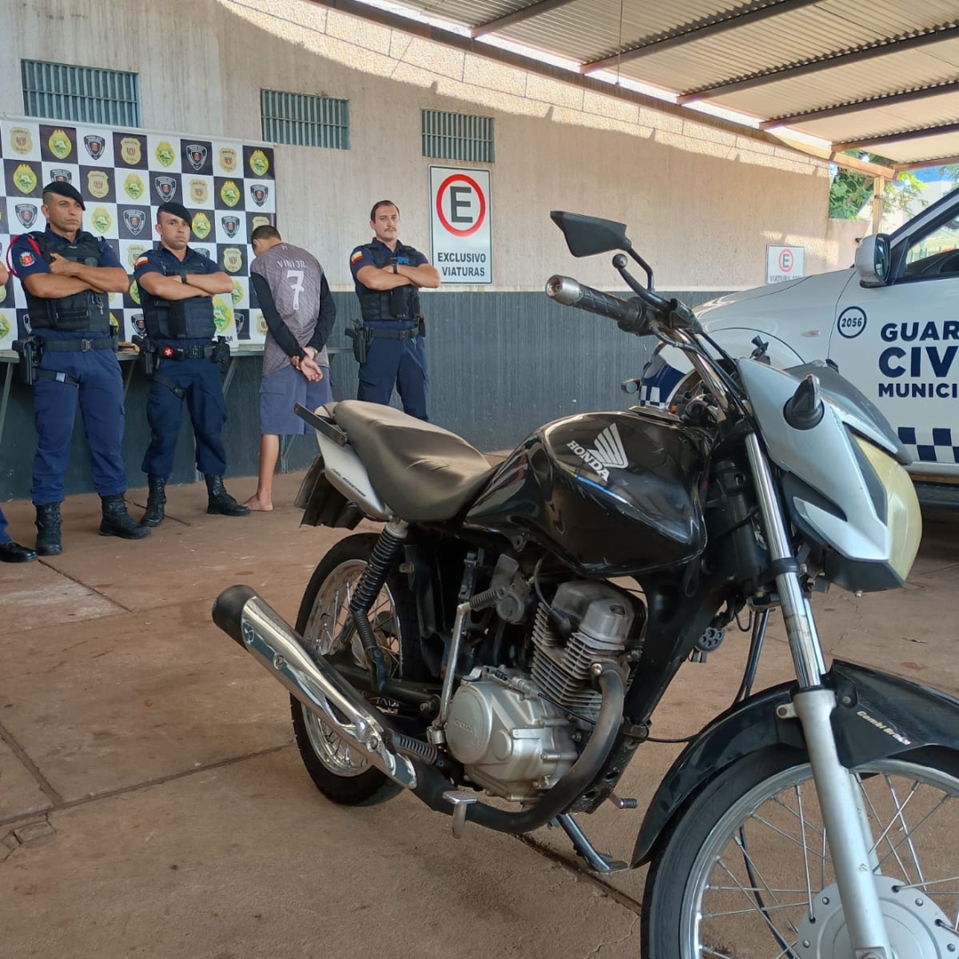 Suspeito de 18 anos é preso com moto furtada e drogas em Maringá