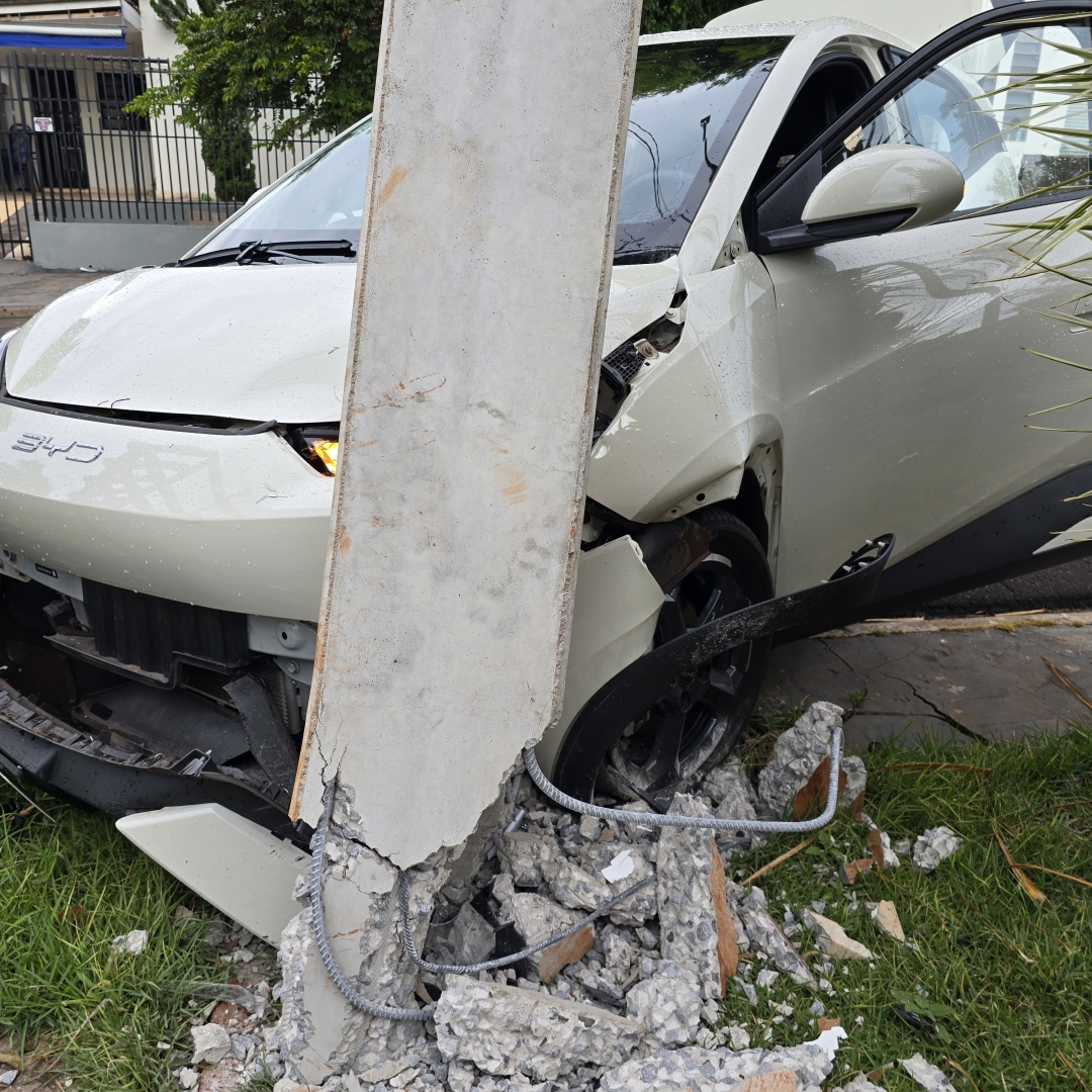 Motorista de aplicativo perde a direção do veículo e bate contra poste