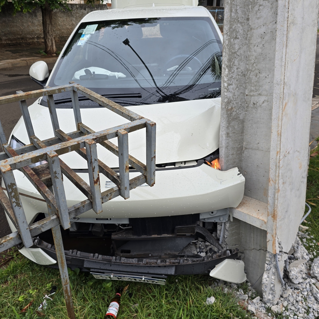 Motorista de aplicativo perde a direção do veículo e bate contra poste