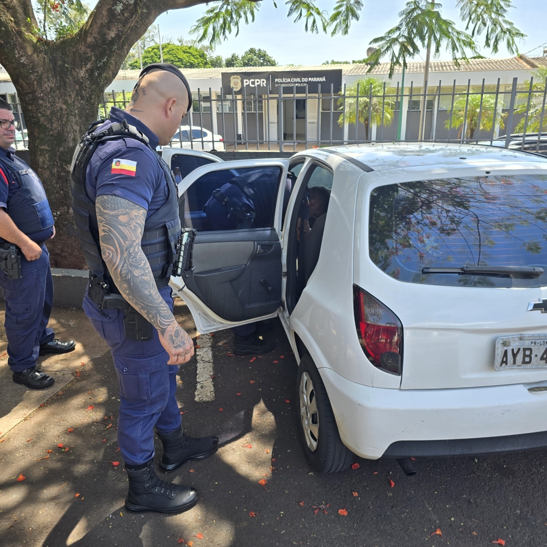 Carro furtado em 2018 é recuperado pela Guarda Municipal de Maringá; uma mulher foi presa