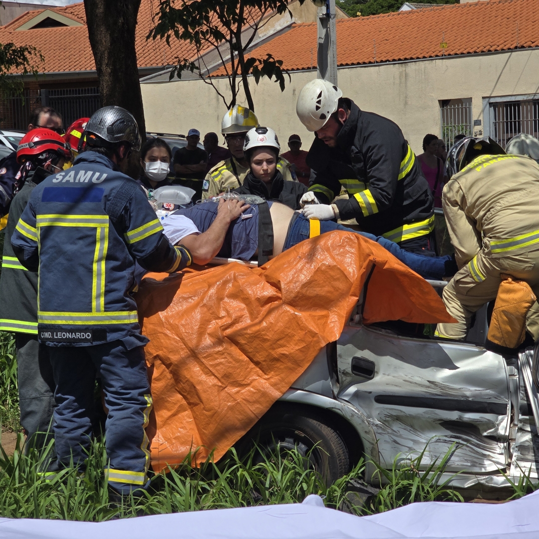 Carro trafega na contramão e provoca acidente grave na zona 5