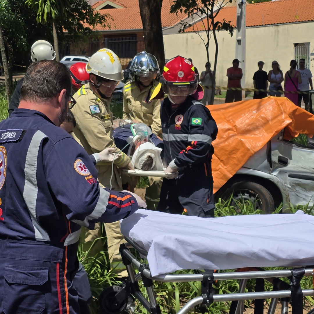 Carro trafega na contramão e provoca acidente grave na zona 5