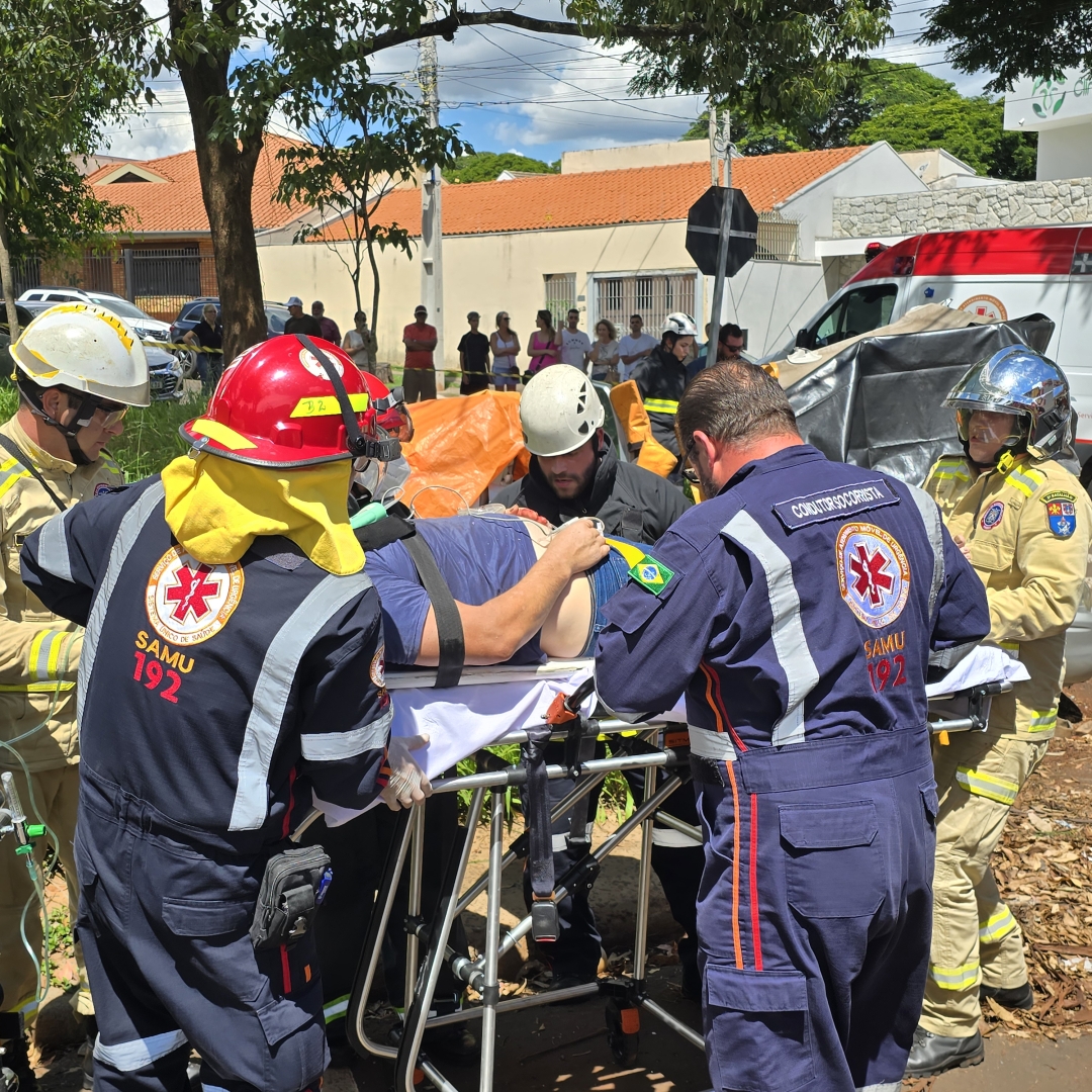 Carro trafega na contramão e provoca acidente grave na zona 5