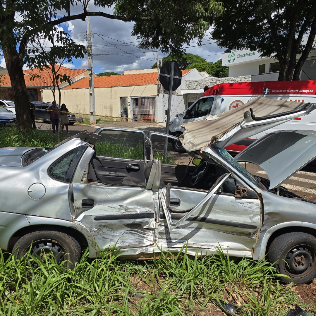 Carro trafega na contramão e provoca acidente grave na zona 5