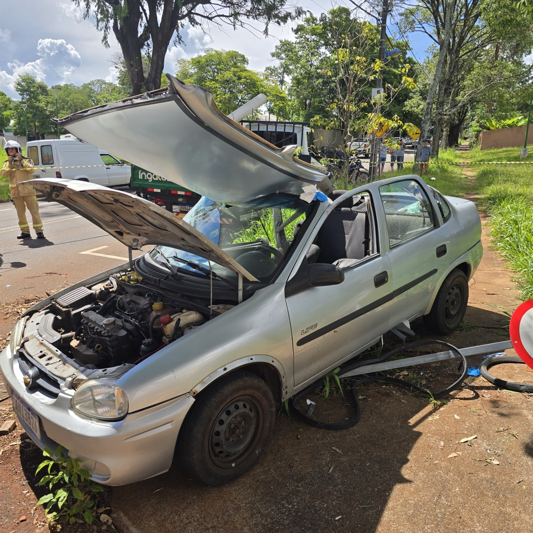 Carro trafega na contramão e provoca acidente grave na zona 5