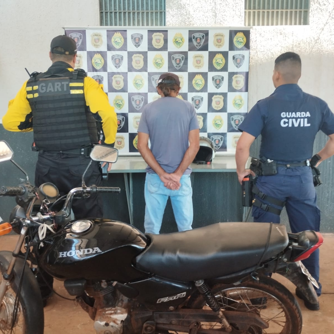 Agentes de Trânsito de Maringá prendem homem com moto furtada 