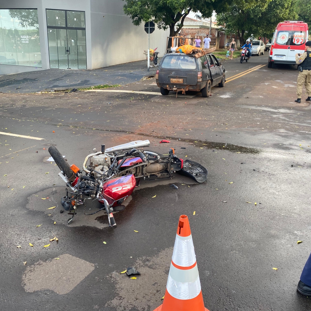 Vítima de acidente vai parar no teto de automóvel em Maringá