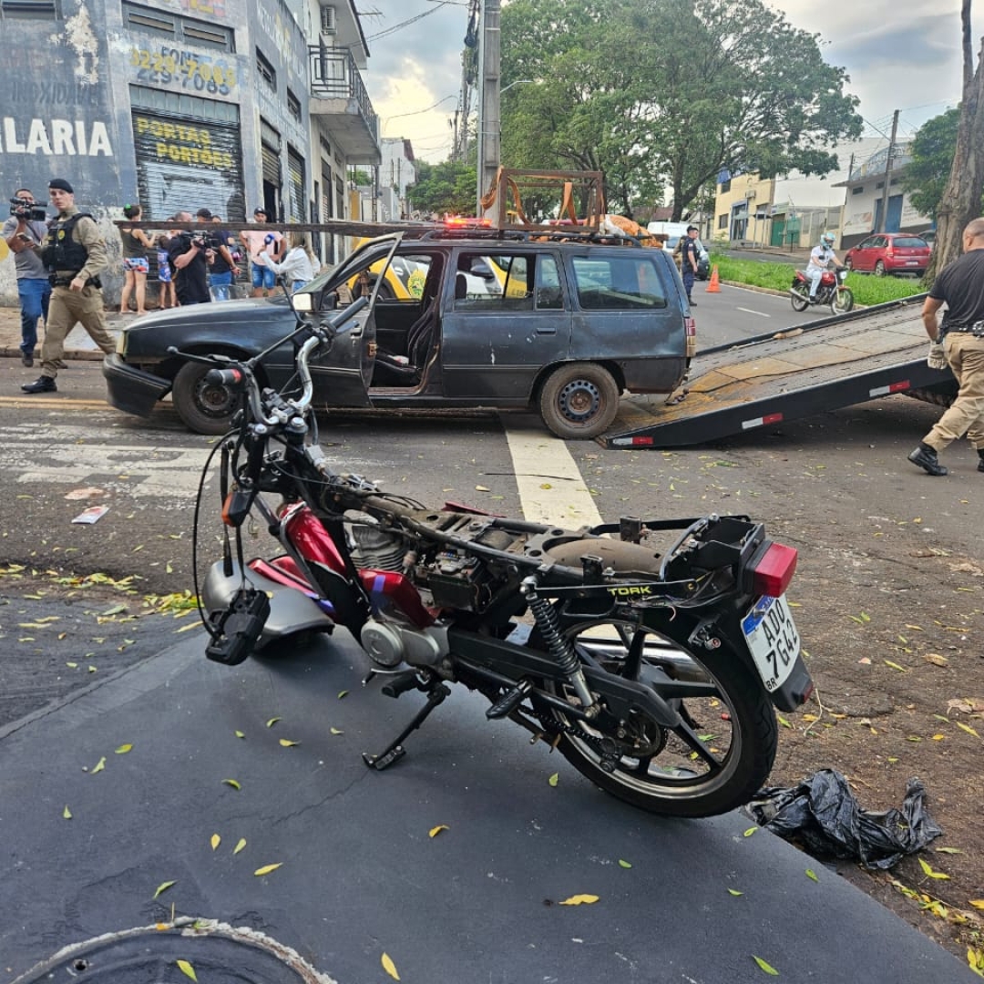 Vítima de acidente vai parar no teto de automóvel em Maringá