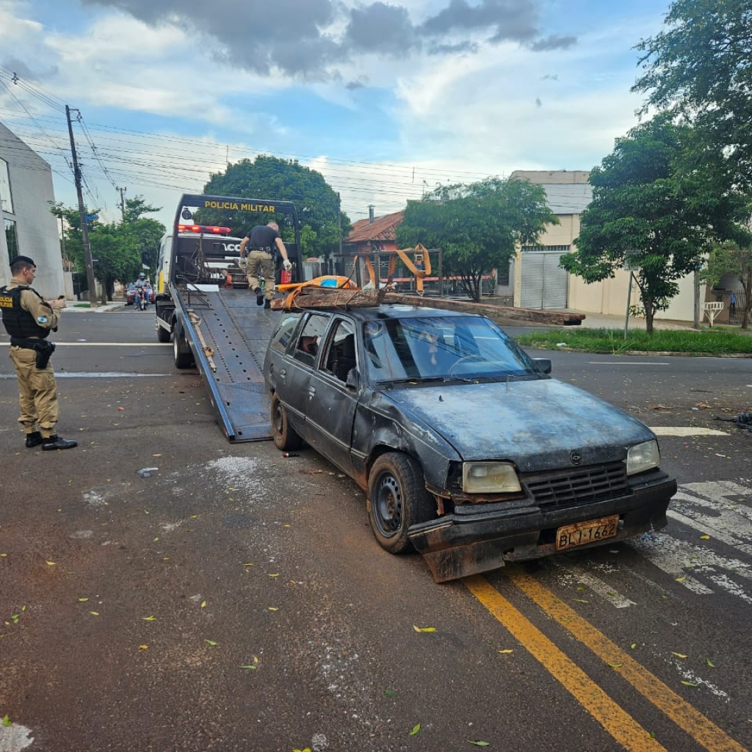 Vítima de acidente vai parar no teto de automóvel em Maringá