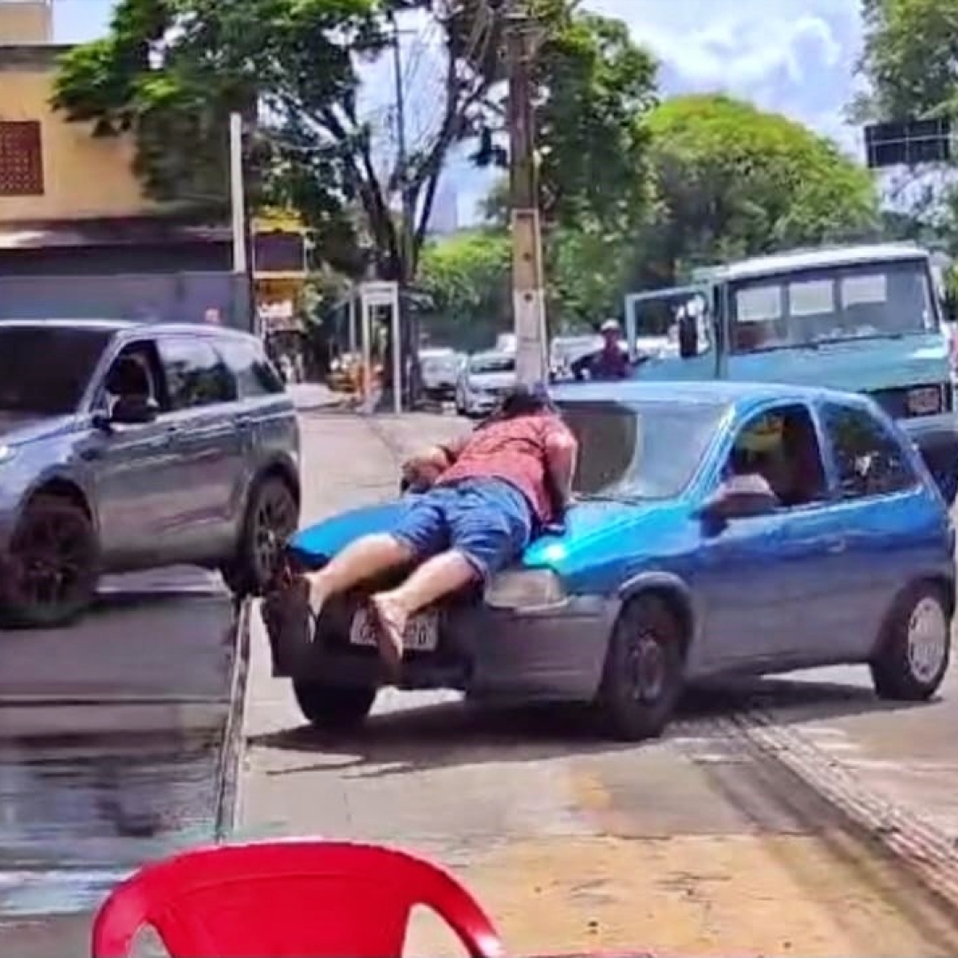 Homem deita sobre capô de carro para não deixar motorista fugir em Maringá 