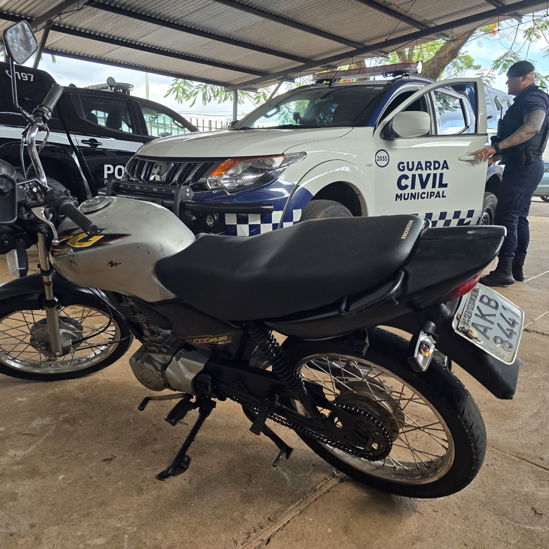 Homem com diversas passagens pela polícia é preso após empreender fuga com moto irregular