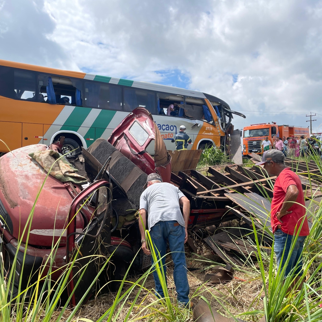 Colisão entre ônibus e caminhão deixa vítimas em estado grave na região de Bom Sucesso