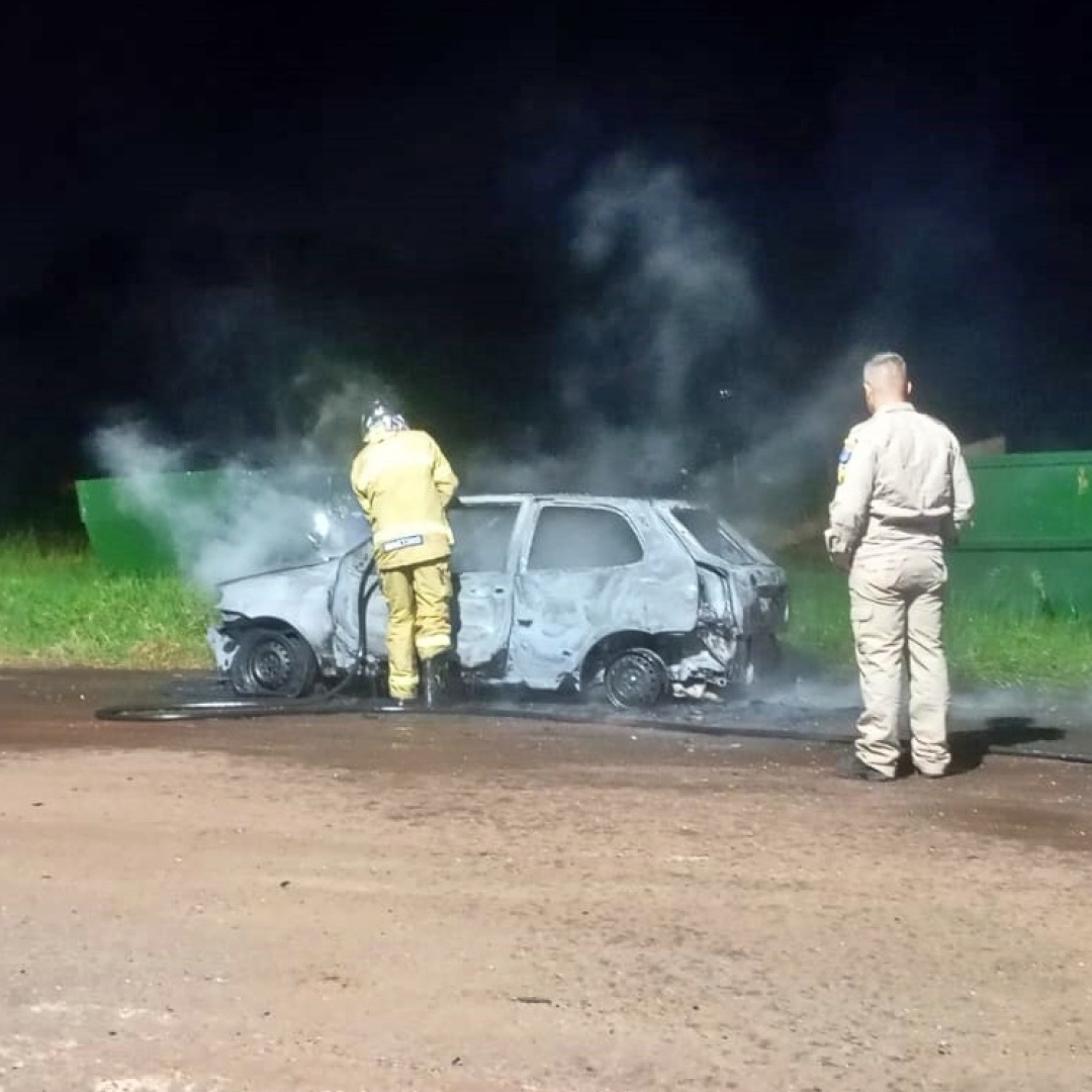 Carro incendiado no Parque Industrial pode ter sido usado por ladrões que furtaram pistolas em residência