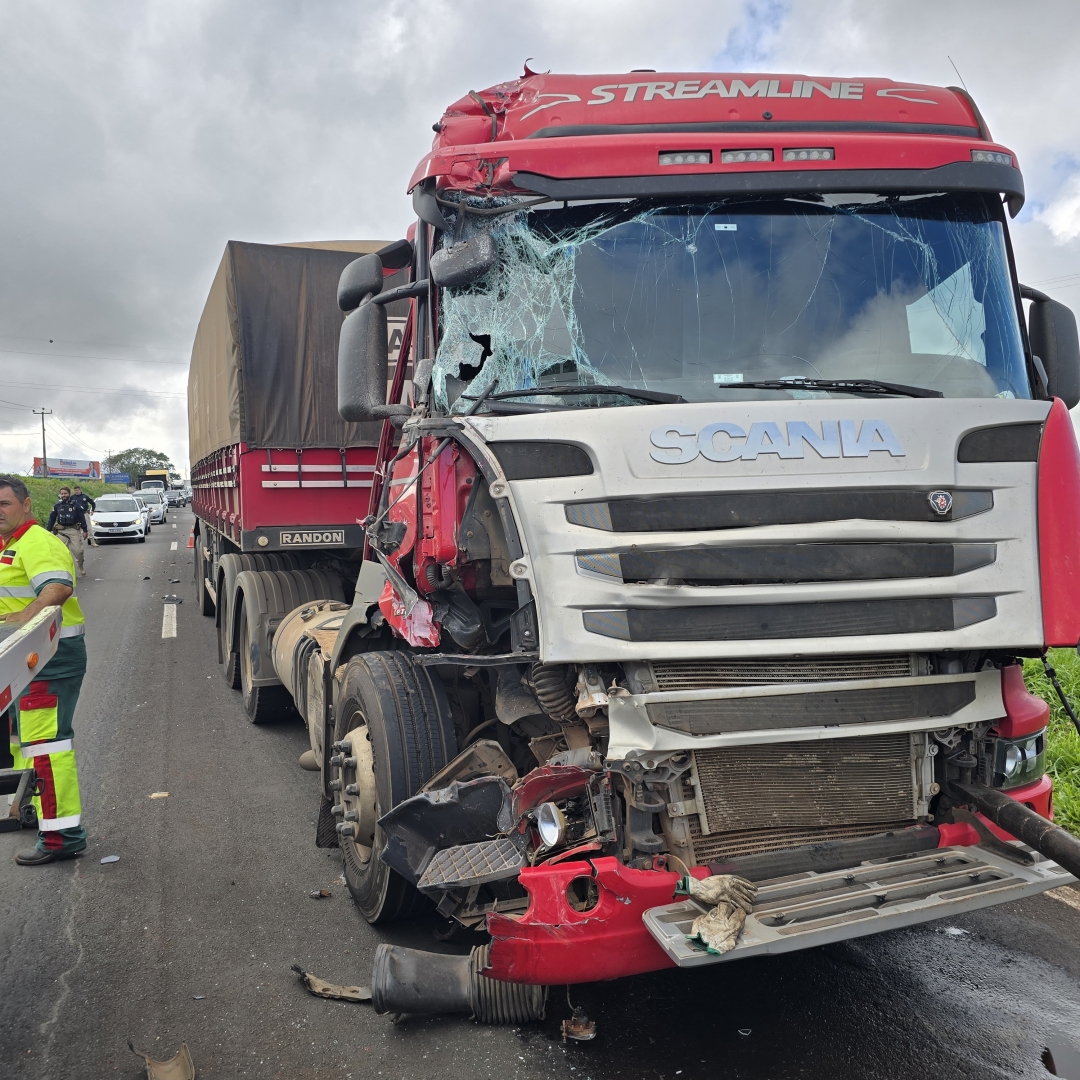 Acidente envolvendo carreta, caminhão e camionete causa enorme congestionamento na BR-376