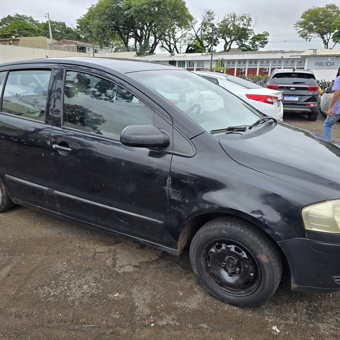 Estátuas religiosas e placas com fotos de falecidos são recuperadas pela polícia dentro de automóvel