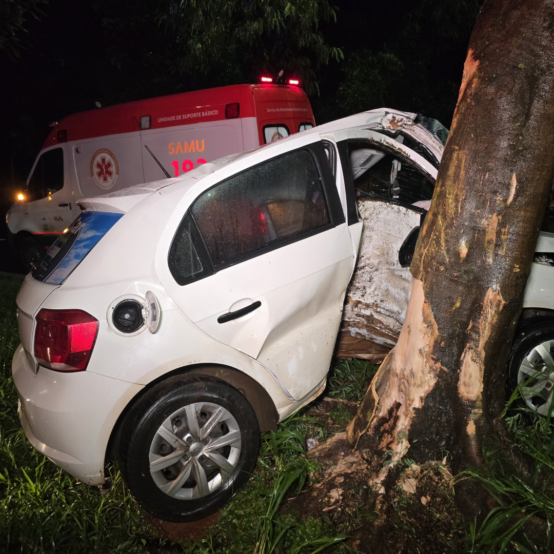 Motorista de 31 anos sofre acidente grave ao bater carro contra árvore