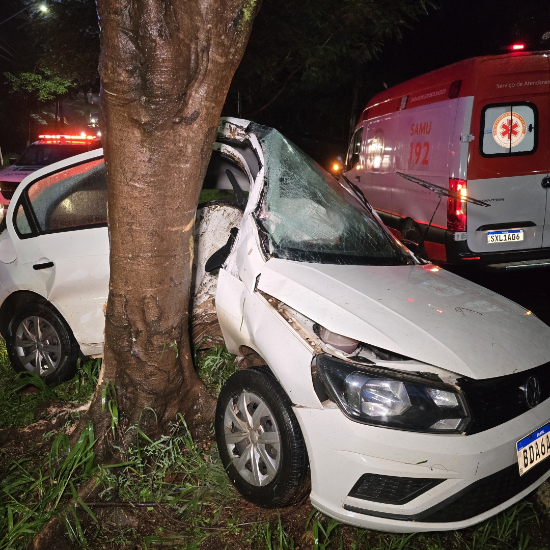 Motorista de 31 anos sofre acidente grave ao bater carro contra árvore