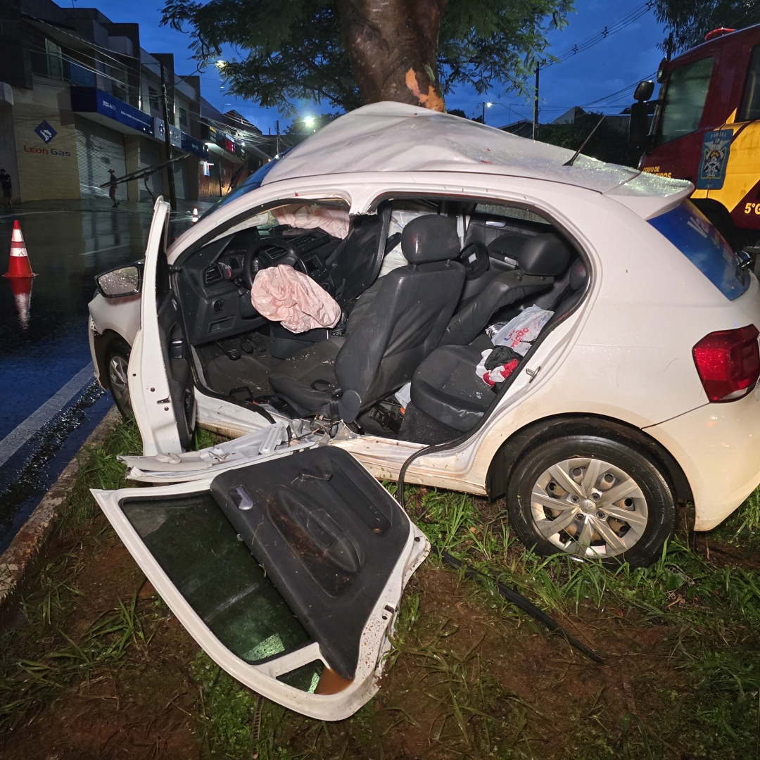 Motorista de 31 anos sofre acidente grave ao bater carro contra árvore