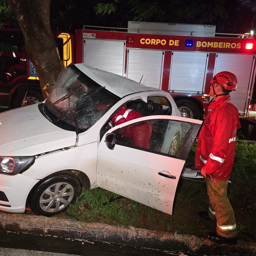 Motorista de 31 anos sofre acidente grave ao bater carro contra árvore