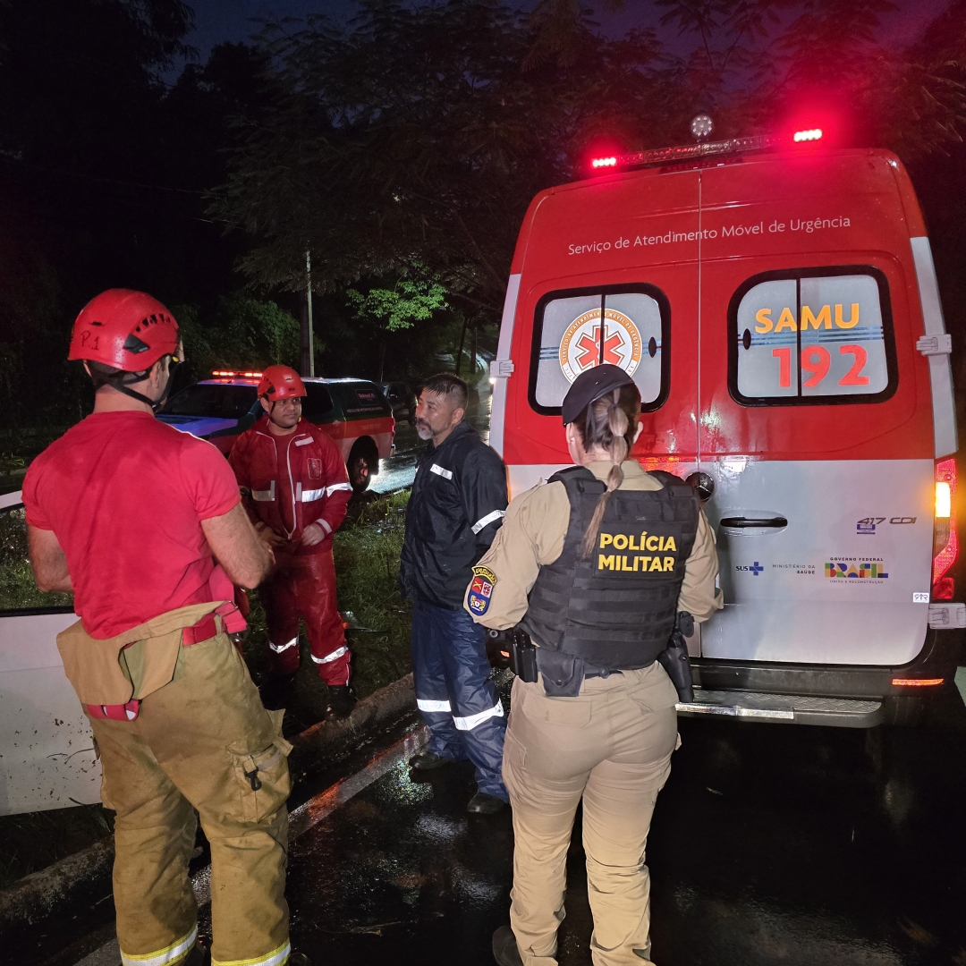 Motorista de 31 anos sofre acidente grave ao bater carro contra árvore