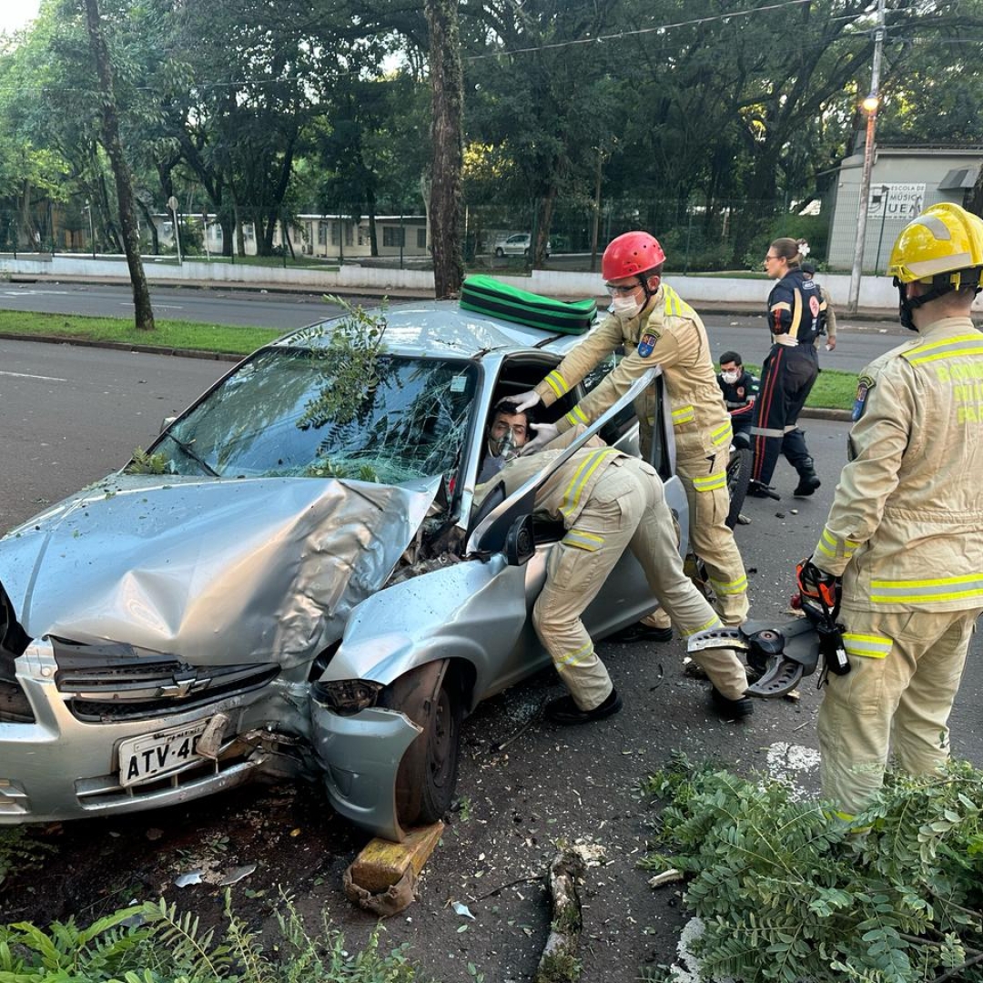 Motorista de carro e ciclista ficam feridos em acidente grave na zona 7