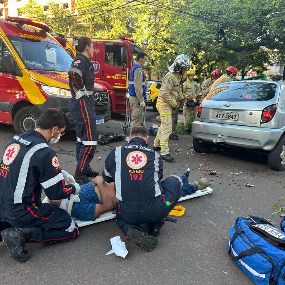 Motorista de carro e ciclista ficam feridos em acidente grave na zona 7